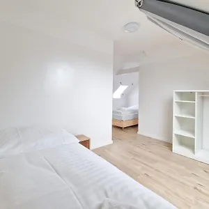 Raj Living - 1 Or 3 - 20 Min Messe Dus And Old Town Dus Apartment